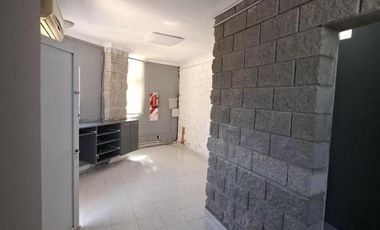 Gran terreno con Oficina y  Galpón con salida a dos calles, ideal para correalón