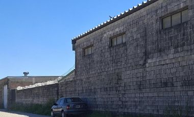Gran terreno con Oficina y  Galpón con salida a dos calles, ideal para correalón