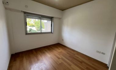 Muy buen 2 AMB en 1er Piso al contrafrente.- Banfield Este
