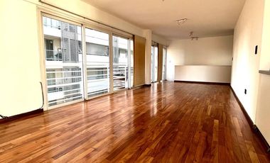 Exclusivo departamento en Alquiler 3 dormitorios, dependencia y cochera.