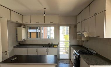 Exclusivo departamento en Alquiler 3 dormitorios, dependencia y cochera.