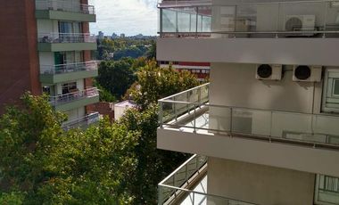 Exclusivo departamento en Alquiler 3 dormitorios, dependencia y cochera.