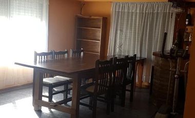 Oportunidad para 2 Familias – 2 Casas en Block con Jardín y Pileta