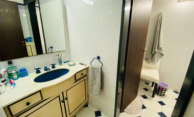 Amplia casa estilo colonial en venta con parque y piscina en Castelar Norte