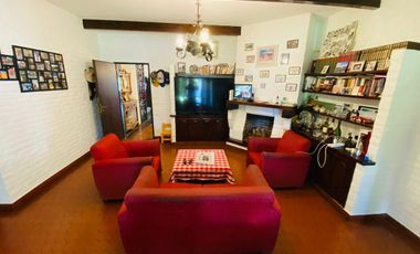 Amplia casa estilo colonial en venta con parque y piscina en Castelar Norte