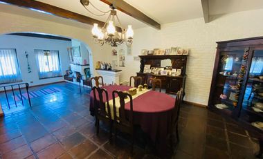 Amplia casa estilo colonial en venta con parque y piscina en Castelar Norte