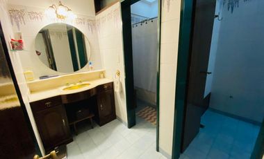 Amplia casa estilo colonial en venta con parque y piscina en Castelar Norte