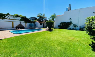 Amplia casa estilo colonial en venta con parque y piscina en Castelar Norte