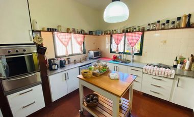 Amplia casa estilo colonial en venta con parque y piscina en Castelar Norte