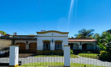 Amplia casa estilo colonial en venta con parque y piscina en Castelar Norte