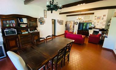 Amplia casa estilo colonial en venta con parque y piscina en Castelar Norte