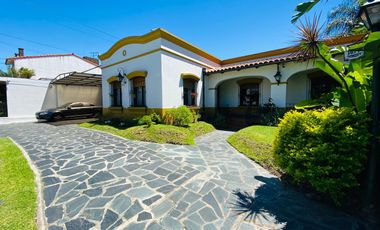 Amplia casa estilo colonial en venta con parque y piscina en Castelar Norte