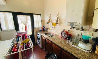 Amplia casa estilo colonial en venta con parque y piscina en Castelar Norte