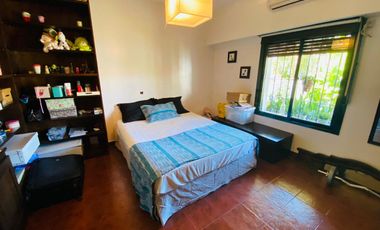 Amplia casa estilo colonial en venta con parque y piscina en Castelar Norte