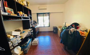 Amplia casa estilo colonial en venta con parque y piscina en Castelar Norte