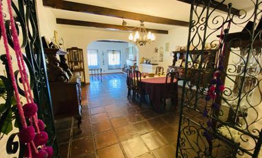 Amplia casa estilo colonial en venta con parque y piscina en Castelar Norte