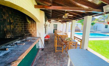 Amplia casa estilo colonial en venta con parque y piscina en Castelar Norte