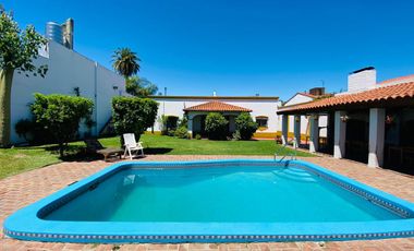 Amplia casa estilo colonial en venta con parque y piscina en Castelar Norte