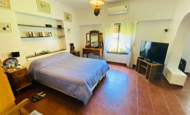 Amplia casa estilo colonial en venta con parque y piscina en Castelar Norte