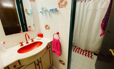 Amplia casa estilo colonial en venta con parque y piscina en Castelar Norte