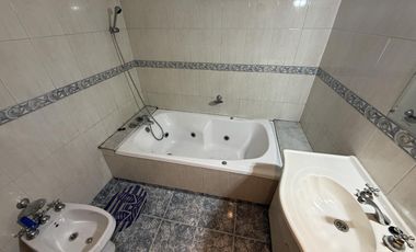 Departamento tipo casa 4 ambientes con COCHERA Y PATIO en Wilde