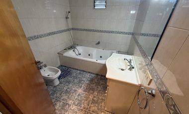 Departamento tipo casa 4 ambientes con COCHERA Y PATIO en Wilde