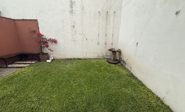 Departamento tipo casa 4 ambientes con COCHERA Y PATIO en Wilde