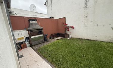 Departamento tipo casa 4 ambientes con COCHERA Y PATIO en Wilde
