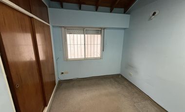 Departamento tipo casa 4 ambientes con COCHERA Y PATIO en Wilde