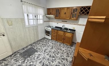 Departamento tipo casa 4 ambientes con COCHERA Y PATIO en Wilde