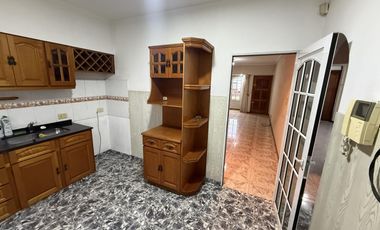 Departamento tipo casa 4 ambientes con COCHERA Y PATIO en Wilde