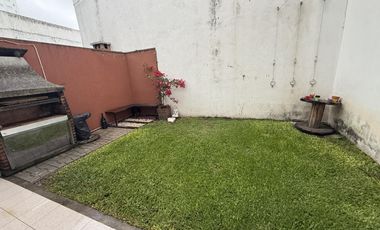 Departamento tipo casa 4 ambientes con COCHERA Y PATIO en Wilde