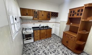 Departamento tipo casa 4 ambientes con COCHERA Y PATIO en Wilde