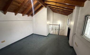 Departamento tipo casa 4 ambientes con COCHERA Y PATIO en Wilde