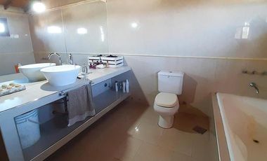 Departamento de 5 ambientes   Galpón con oficina y baño - Moron Norte