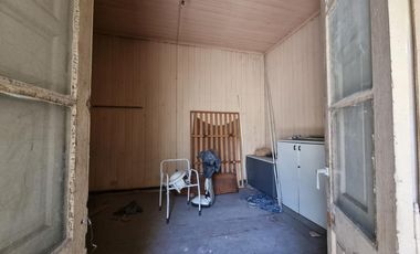 Casa con 2 locales y vivienda de 3 amb, sobre calle concurrida. Ideal inversor!