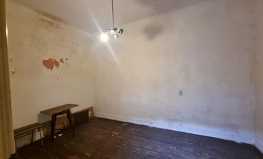 Casa con 2 locales y vivienda de 3 amb, sobre calle concurrida. Ideal inversor!