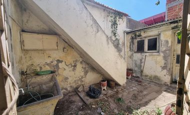 Casa con 2 locales y vivienda de 3 amb, sobre calle concurrida. Ideal inversor!