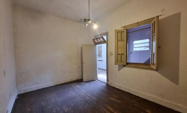 Casa con 2 locales y vivienda de 3 amb, sobre calle concurrida. Ideal inversor!