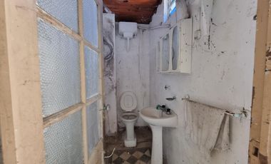 Casa con 2 locales y vivienda de 3 amb, sobre calle concurrida. Ideal inversor!