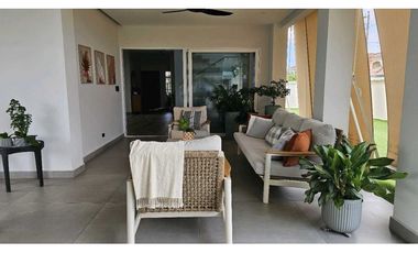 VENTA CASA MODERNA EN COSTA SUR (CP)