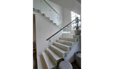VENTA CASA MODERNA EN COSTA SUR (CP)