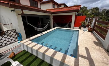 Casa con Piscina Privada en Mirador del Lago, Las Cumbres