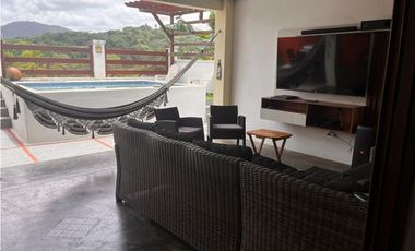 Casa con Piscina Privada en Mirador del Lago, Las Cumbres