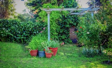 Casa en Acantilados Sobre Dos Terrenos
