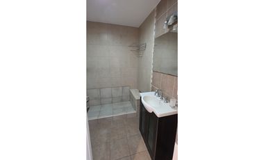 Moderno  departamento de 3 amb al frente con cochera