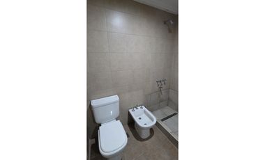 Moderno  departamento de 3 amb al frente con cochera