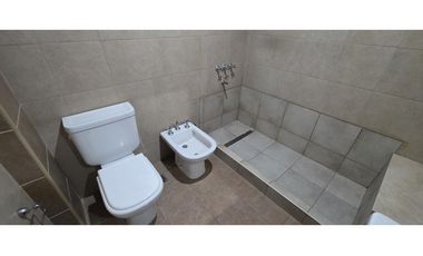 Moderno  departamento de 3 amb al frente con cochera