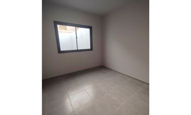 ALQUILA DEPARTAMENTO en calle Chuquisaca, Carrodilla, Luján.