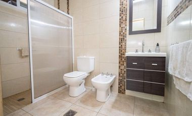 IMPECABLE CASA ZONA COLEGIO LOURDES